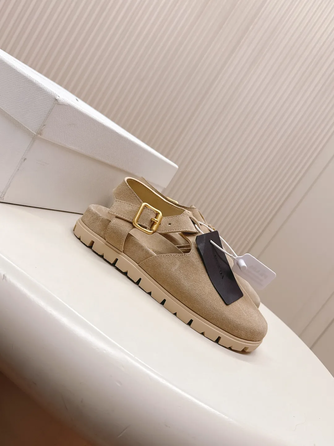👟👟Ex-factory price 580👟👟Prada Boken bread shoes 2025 spring and summer new thick-soled sandals Velcro triangle buckle bread toe half slippers Latest catwalk series Classic upgrades Comfort and fashion coexist Each color combination looks good, and the design matches different style needs Upper: nubuck leather Inner: Original customization Outsole: TPU sole Shoe size: 35-41 (40.41 customization is non-refundable and non-exchangeable)